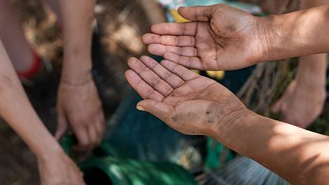 dry dirty hands