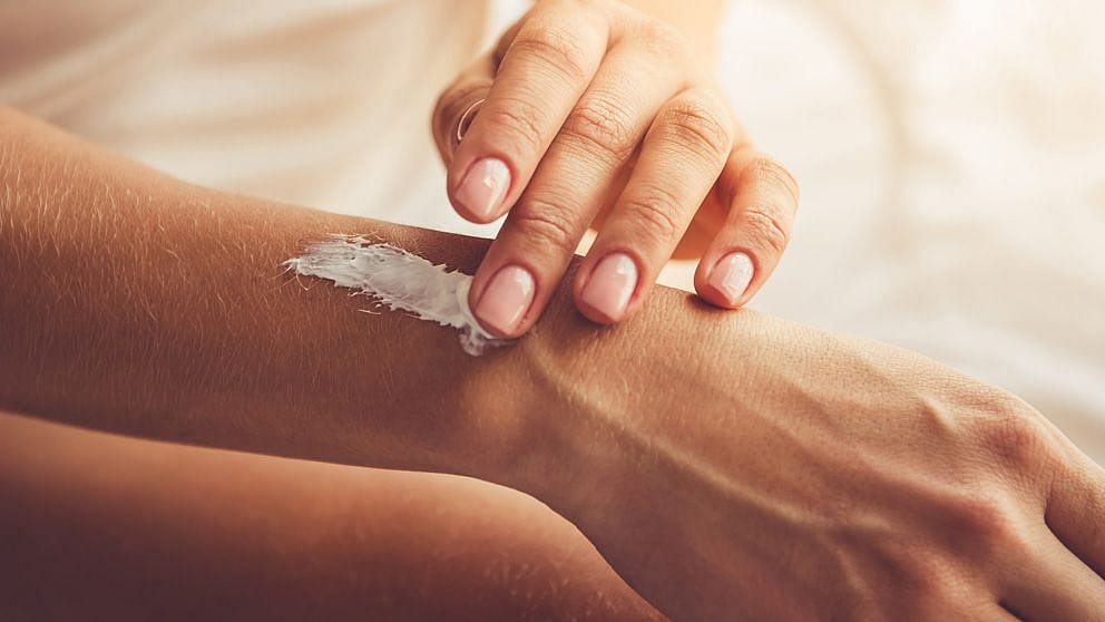 Applying hand creme